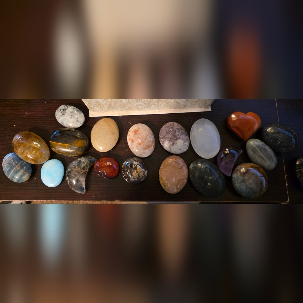 Lot of 20 Crystal Palm Stones – Mixed Crystals & Minerals – Beautiful Variety ✨